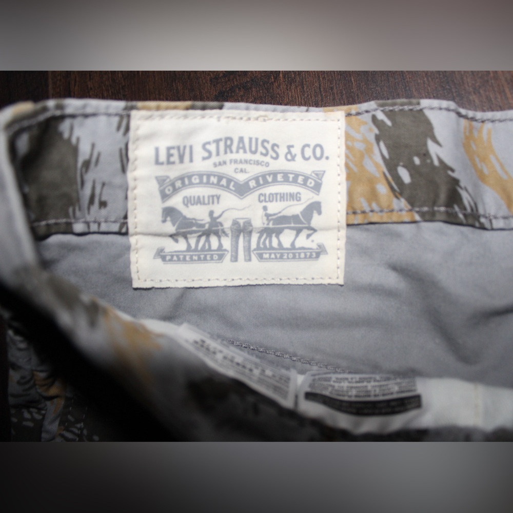 Levi's Men’s Camouflage Pants - Picture 4 of 7